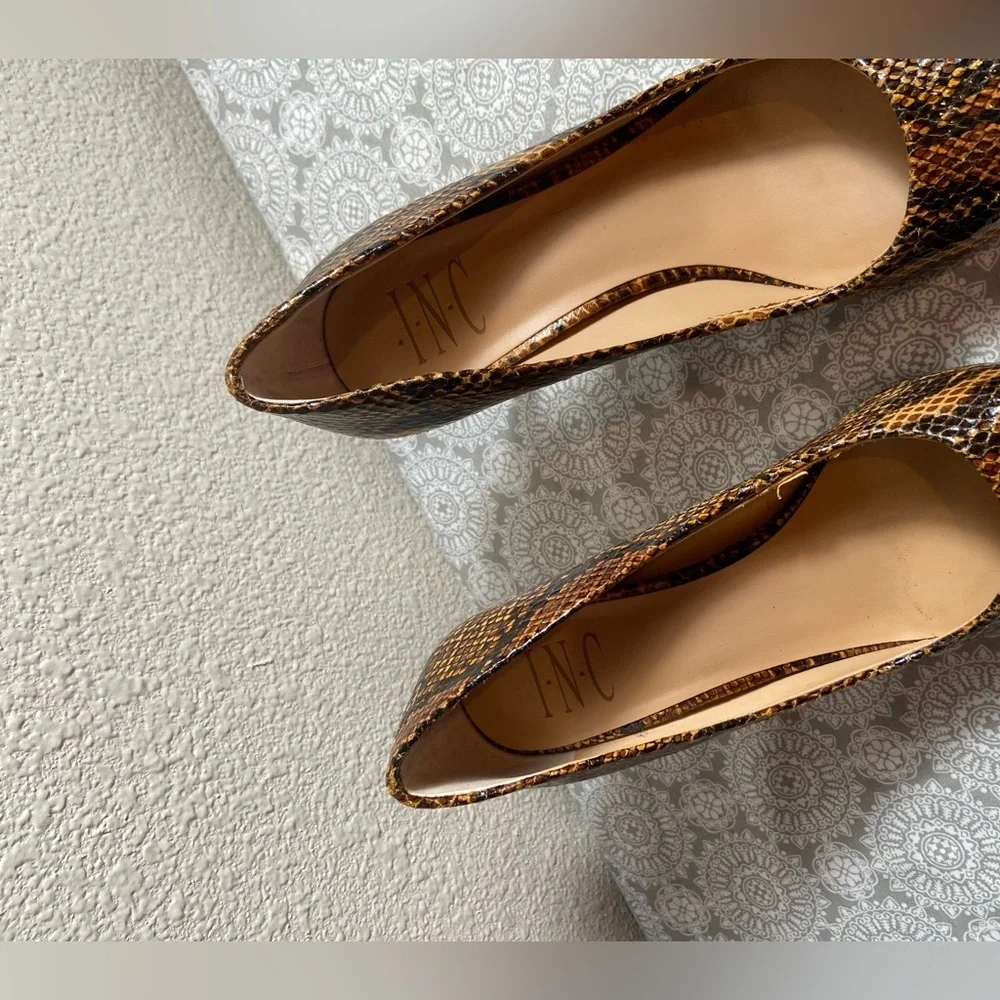 I.N.C~Sleek~Shiny~Snakeskin Design~Faux Leather~Pointed Toe~Pump~Heel~Size 6